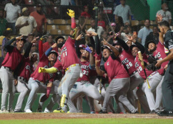 Marcell Ozuna celebra su jonrón con las bases llenas en la victoria de los Gigantes del Cibao sobre los Leones del Escogido.