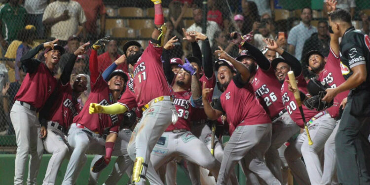 Marcell Ozuna celebra su jonrón con las bases llenas en la victoria de los Gigantes del Cibao sobre los Leones del Escogido.