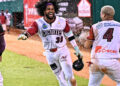 Gigantes del Cibao celebran su victoria 6-5 sobre los Toros del Este en el Estadio Julián Javier.