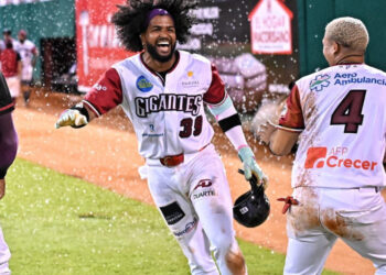 Gigantes del Cibao celebran su victoria 6-5 sobre los Toros del Este en el Estadio Julián Javier.
