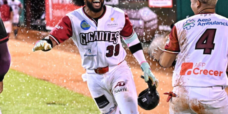 Gigantes del Cibao celebran su victoria 6-5 sobre los Toros del Este en el Estadio Julián Javier.