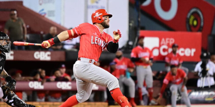 Escogido vence 15-8 a los Gigantes con tres jonrones