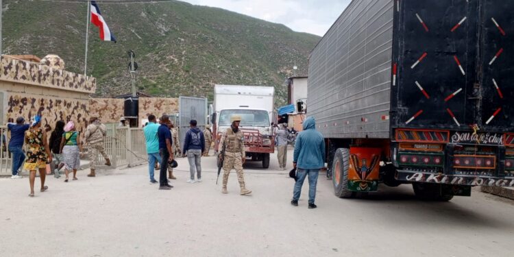 Refuerzan presencia militar en Jimaní y Mal Paso sigue abierto