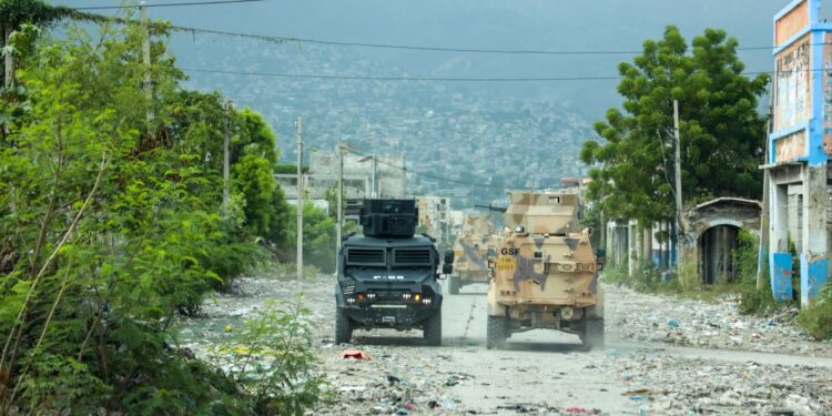 El Salvador despliega 450 militares en Haití para buscar soldados