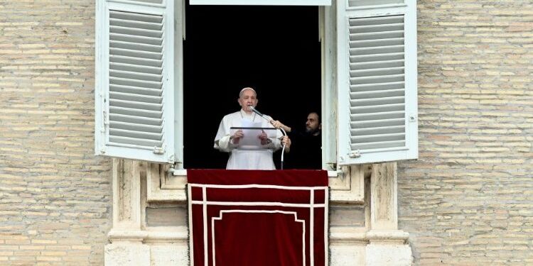 Papa León XIV reaparece tras salir del hospital