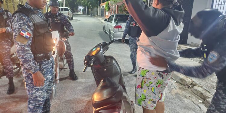 Policía reporta entrega de ocho personas en Barahona